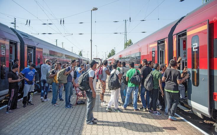 Több száz menekült érkezett Budapestről Bécsbe