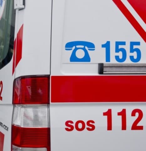 SÚLYOS BALESET: Felborult egy autóbusz 15 személlyel a fedélzetén