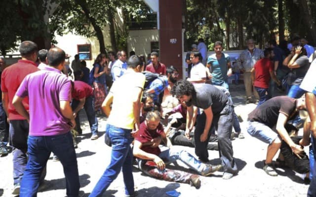 Öngyilkos merénylő robbantott a minisztérium épületénél, többen meghaltak