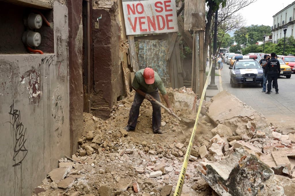 Több ezer épületben keletkeztek károk a mexikói földrengésben, nőtt az áldozatok száma