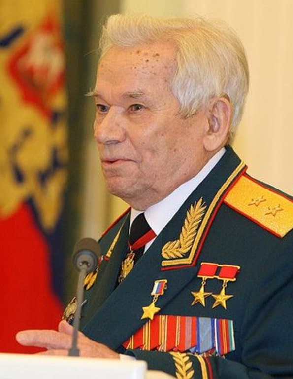 Szobrot állítottak Mihail Kalasnyikovnak Moszkvában
