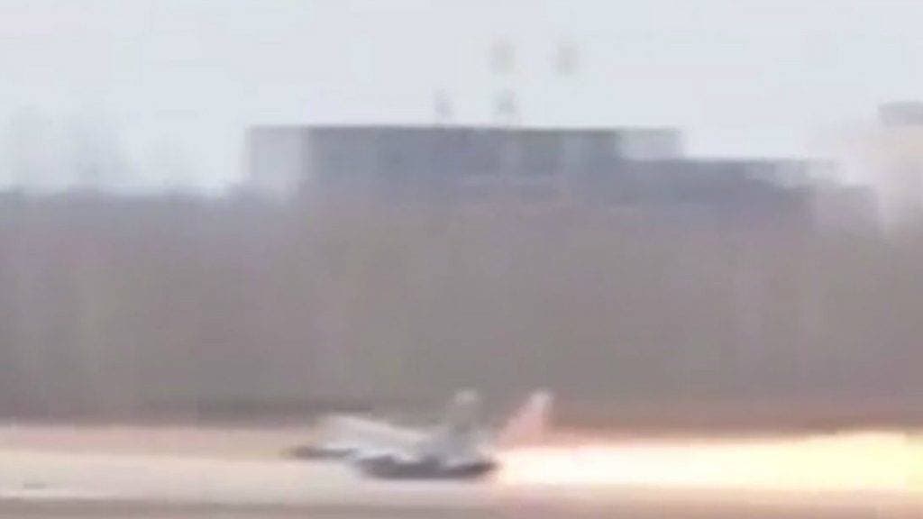 Az utolsó pillanatban katapultált a pilóta a lángcsóvát húzó vadászgépből (videó)