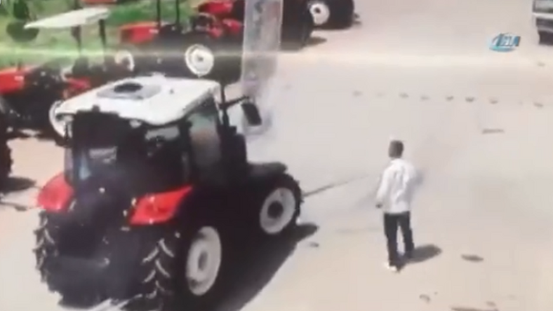DURVA: Áthajtott a traktor az eladón, a férfi meghalt (videó) 18+