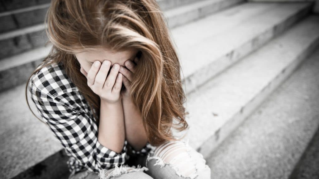 Brutálisan megkéselte barátját egy nő, miután rajtakapta, hogy 12 éves lányát molesztálja