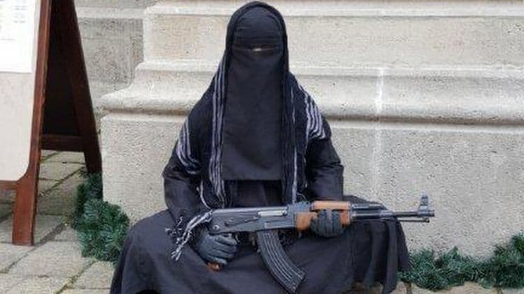 Géppuskát tartó moszlim női bábu csücsült a pozsonyi dóm előtt