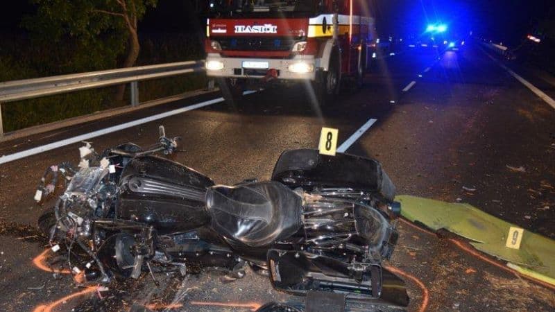Két autóval ütközött a motoros Pozsonyban – életét már nem tudták megmenteni