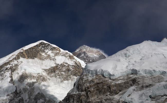 Feladta rekordkísérletét a Mount Everesten a spanyol hegymászó