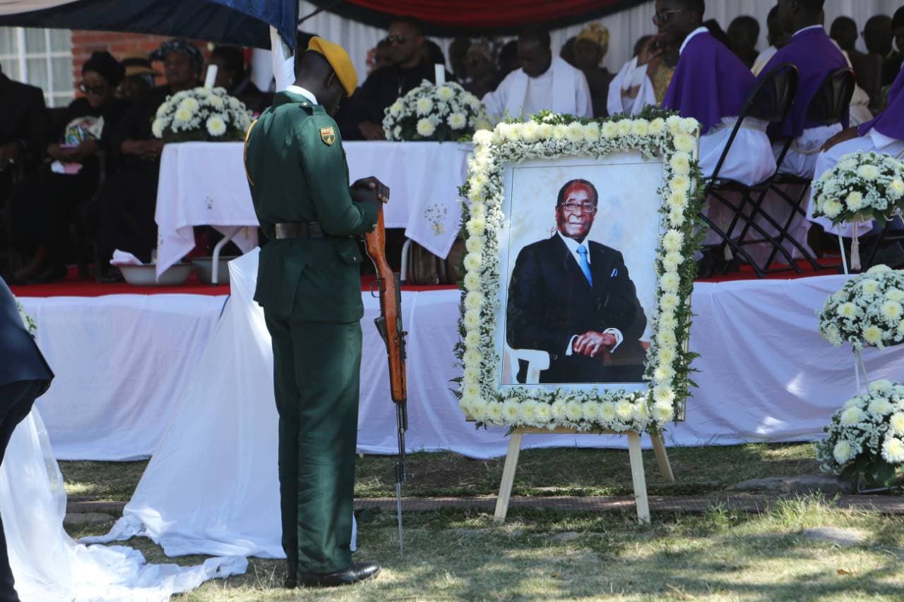 Eltemették a néhai zimbabwei diktátort, Robert Mugabét