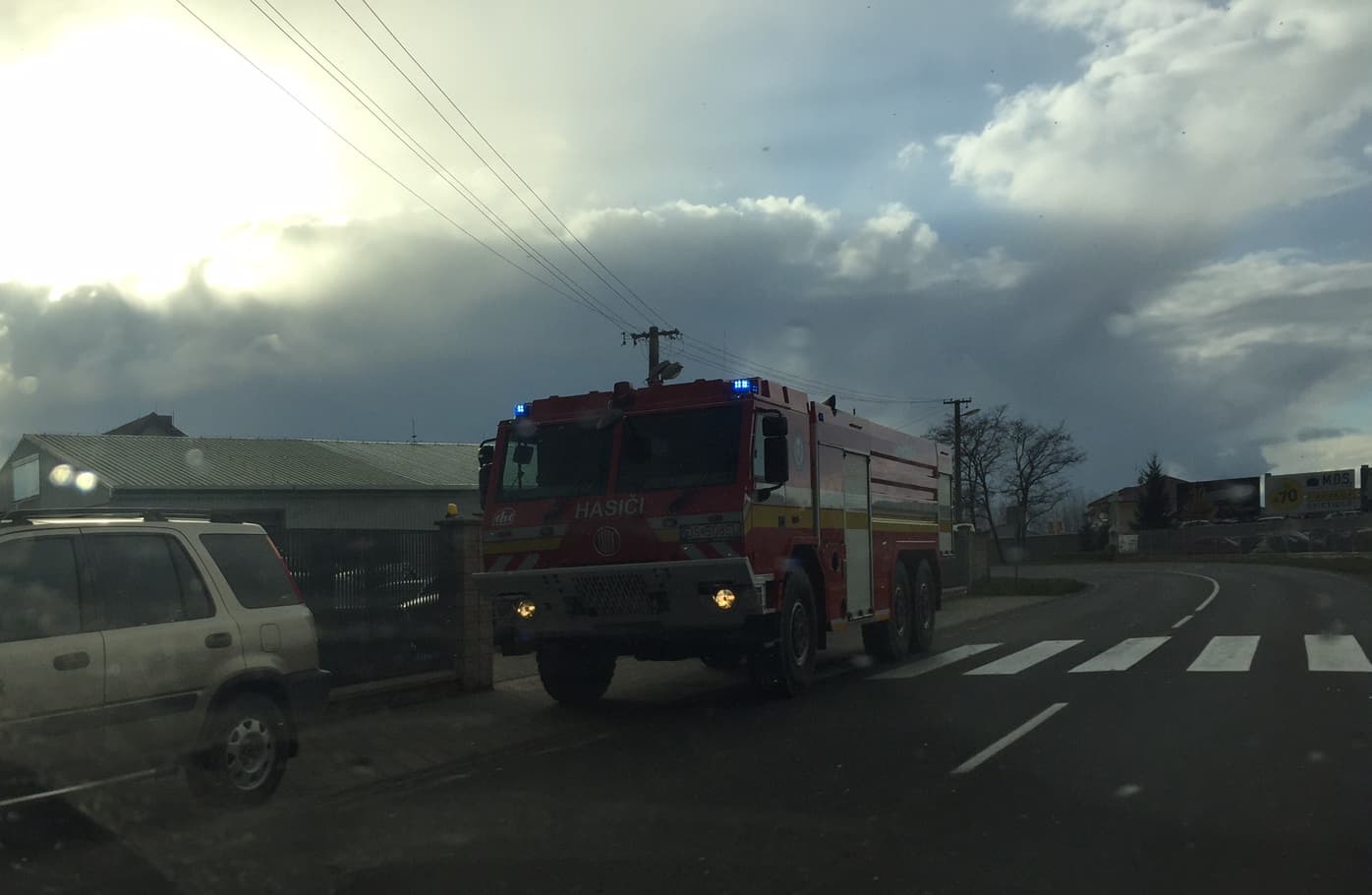 Autótűzhöz riasztották a tűzoltókat Nagyudvarnokba!