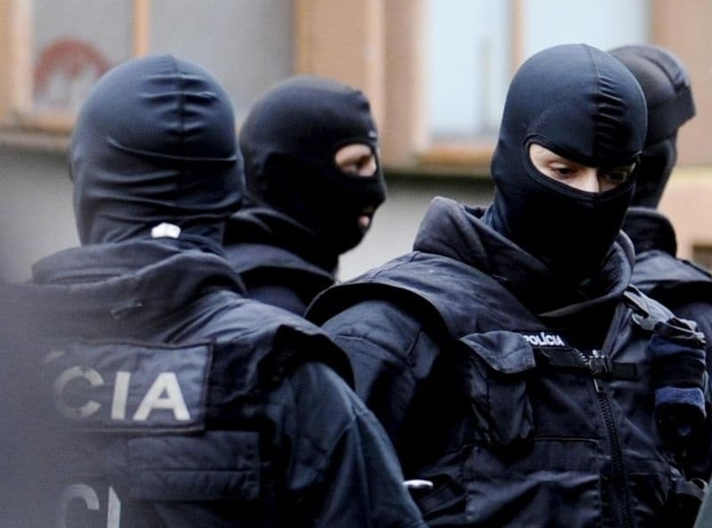 NAKA: Házkutatások a Dunaszerdahelyi és a Komáromi járásban, több embert őrizetbe vettek
