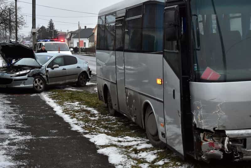 Autóbusszal ütközött a személyautó, sofőrje nem élte túl