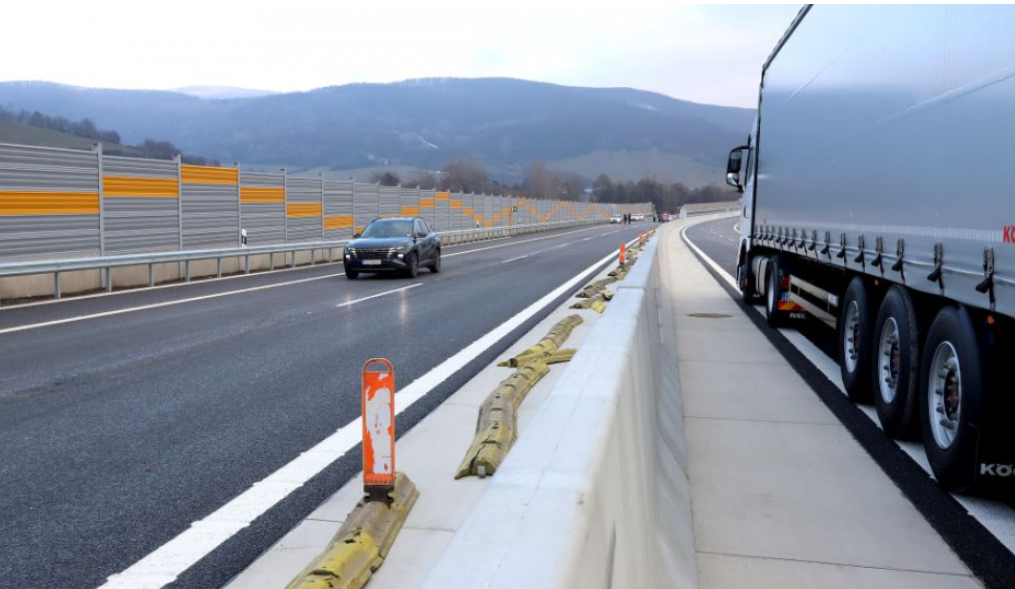 A Nemzeti Autópálya Társaság felújítja a Kassától a magyar határ felé vezető R4-es út burkolatát