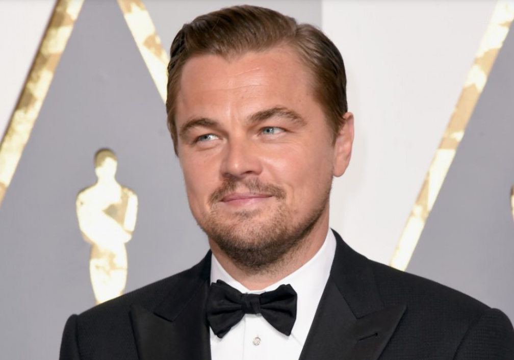 Leonardo DiCaprio botrányba keveredett - 80 ezer fontot fizetett egy nagykövetségi tisztviselőnek, hogy diplomatautóval utazgathasson Londonban