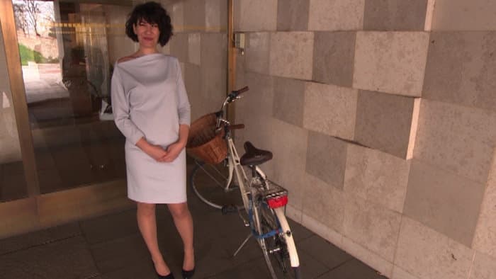 Nicholsonová limuzin helyett inkább kerékpározik, irodájában pedig akár zuhanyozhat is