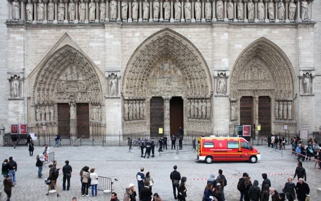 PÁRIZS: Lövöldözés volt a Notre Dame-nál