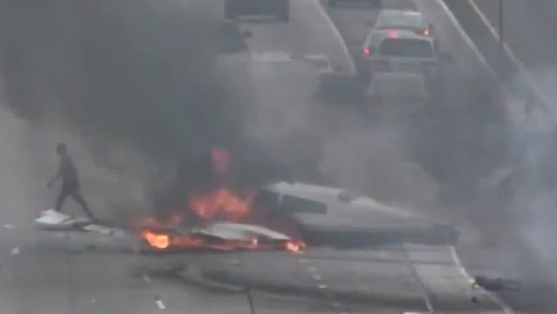 BORZALOM: Forgalmas autópályára zuhant egy kisrepülőgép (videó)