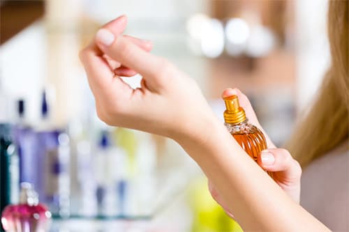 Gyulladást okozhat a parfüm és arcszesz a napozóknak