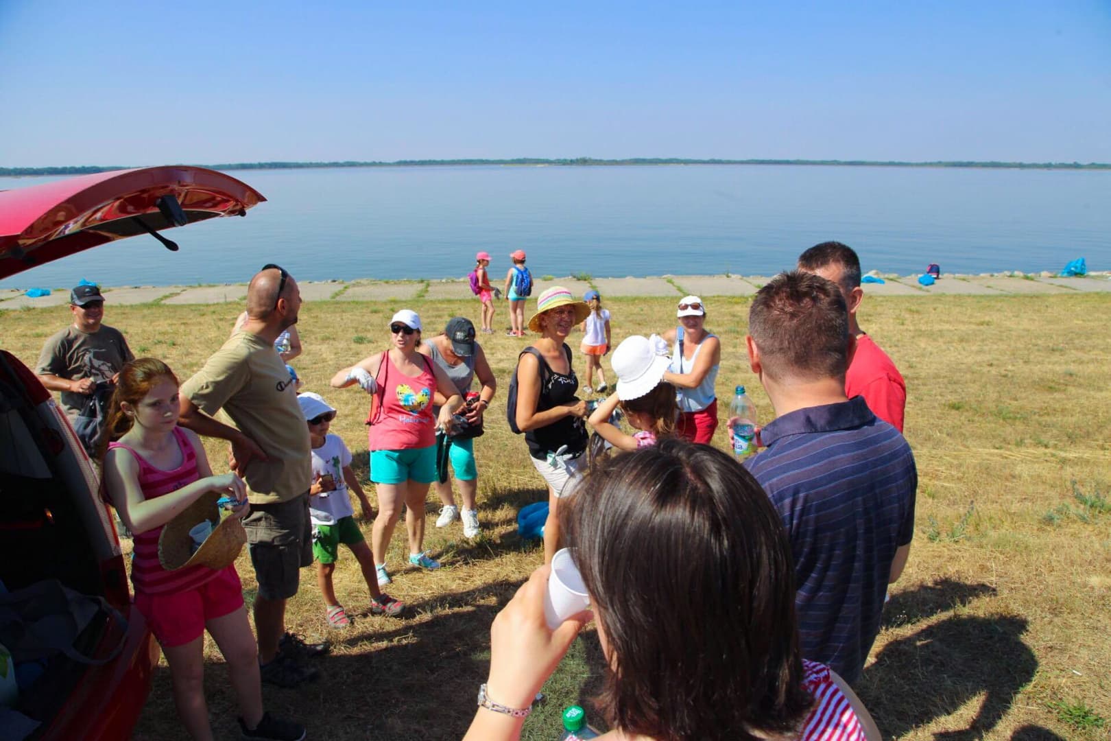 Csaknem 40 település önkéntesei takarították ma a Duna-partot