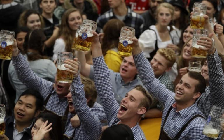 Két nap alatt több mint hatszázezer látogatót vonzott a müncheni Oktoberfest