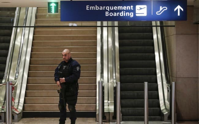Nyilvánosságra került egy biztonsági kamera felvétele a párizsi Orly repülőtéren történt támadásról