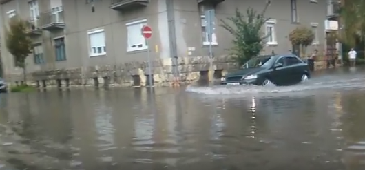 Felhőszakadás után özönvíz volt Győrben – hömpölygött az utcákon a víz (videó)