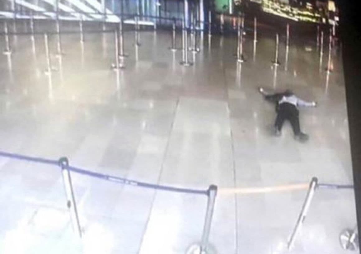Lövöldözés volt a párizsi repülőtéren - ellopták egy katona fegyverét