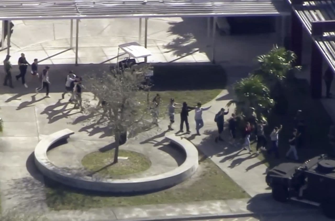 ÁMOKFUTÁS: Lövöldöztek egy floridai középiskolában!