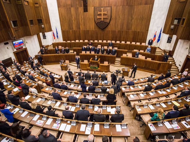 A parlamenti frakciók 35 eurót kapnak minden egyes képviselő után