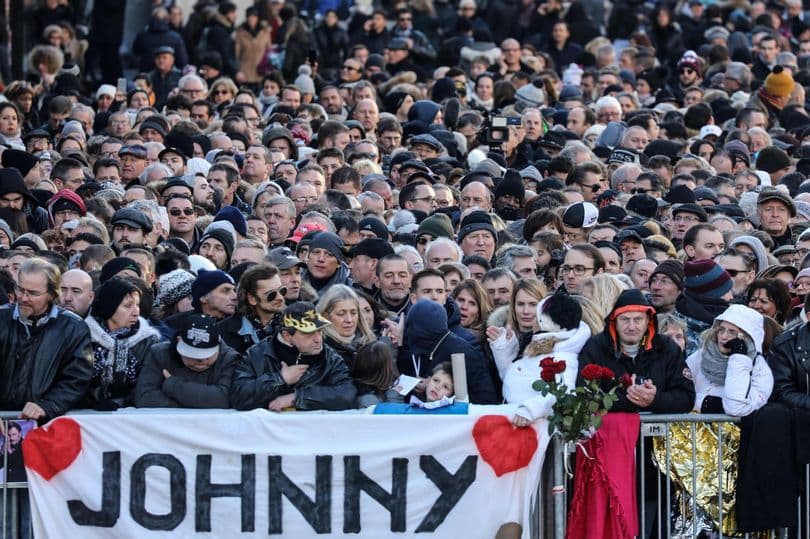 Hatalmas tömeg búcsúztatta Párizsban Johnny Hallyday-t
