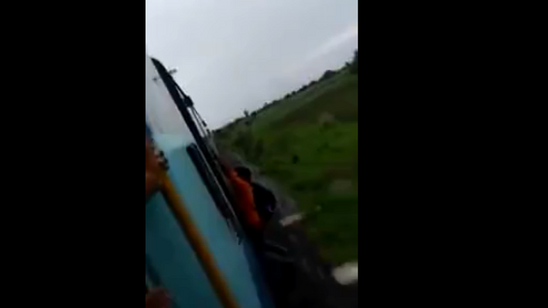 DURVA: Lezuhant a vonat oldalába kapaszkodó férfi (videó)