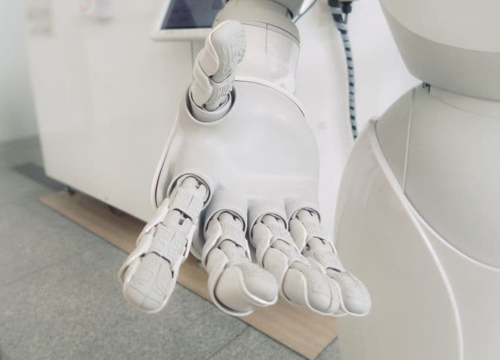 Mesterséges intelligenciával működő robotok tartottak sajtótájékoztatót