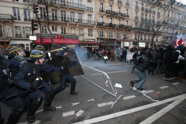 Párizsi klímacsúcs - Összecsaptak rendőrök és tüntetők Párizsban