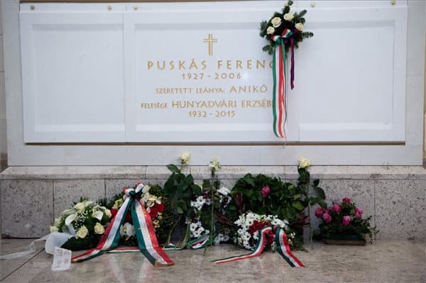 Koszorút helyeztek el 90 éve született Puskás Ferenc sírjánál