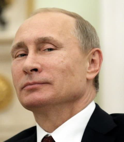 Vlagyimir Putyin félmeztelenül mártózott meg a jéghideg tó vizében
