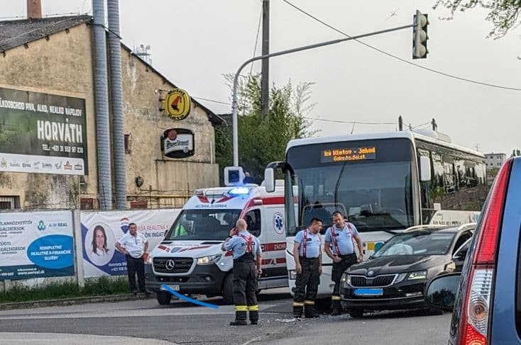 Baleset Dunaszerdahelyen: Autóbusz ütközött személyautóval