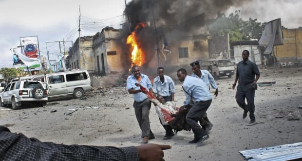 Pokolgépes merénylet egy mogadishui étteremnél, az al-Shabaab vállalta az elkövetését