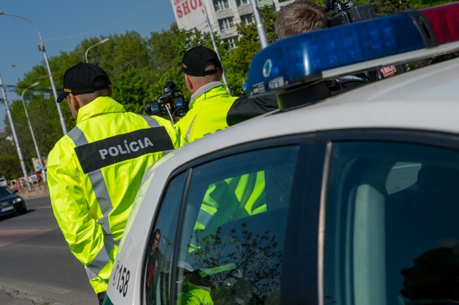 Kaliňák ismét emeli a rendőrök fizetését