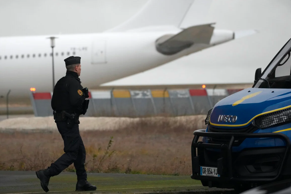 Napok óta a repülőtéren vesztegel egy repülőgép 303 utassal, két személyt emberkereskedelemmel gyanúsítottak meg