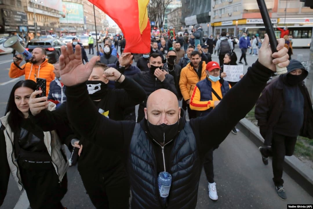 Kövekkel dobálták meg a csendőröket a megszorítások ellen tüntetők Romániában (videó)