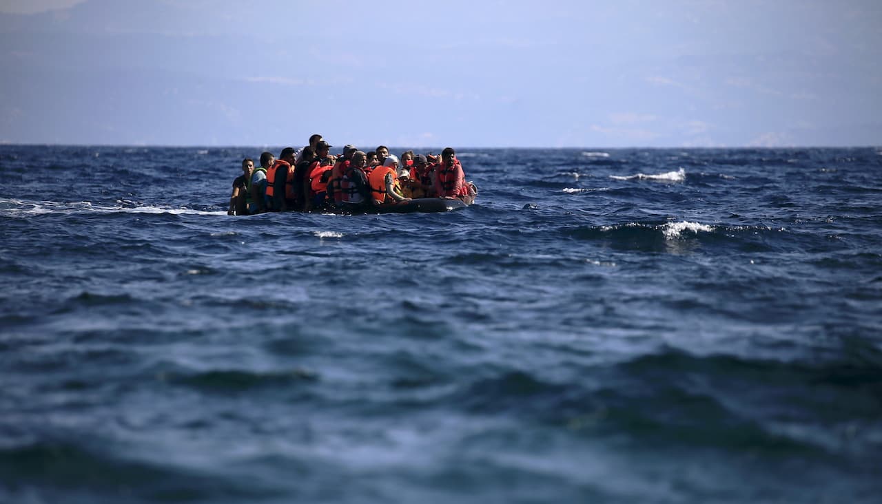 Kétszáz menekültet mentettek ki a tengerből Kréta és Leszbosz közelében