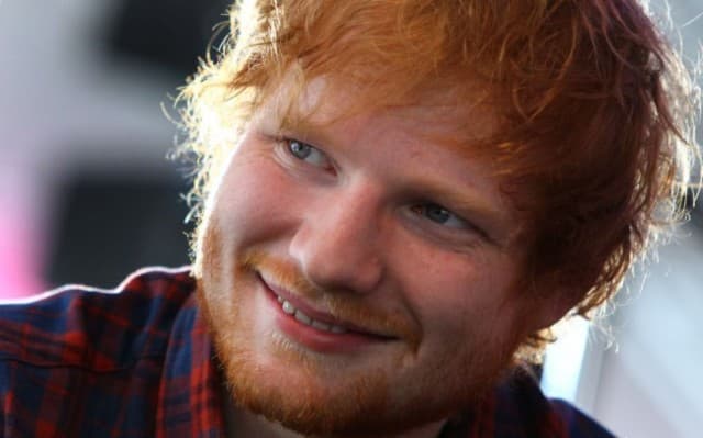Ed Sheeran uralta világszerte a lemezeladási listákat 2017-ben