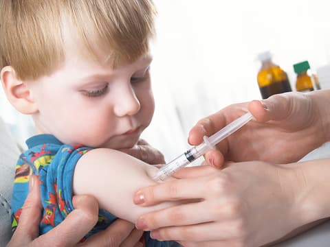 A gyerekek hónapokat várnak a kötelező védőoltásra