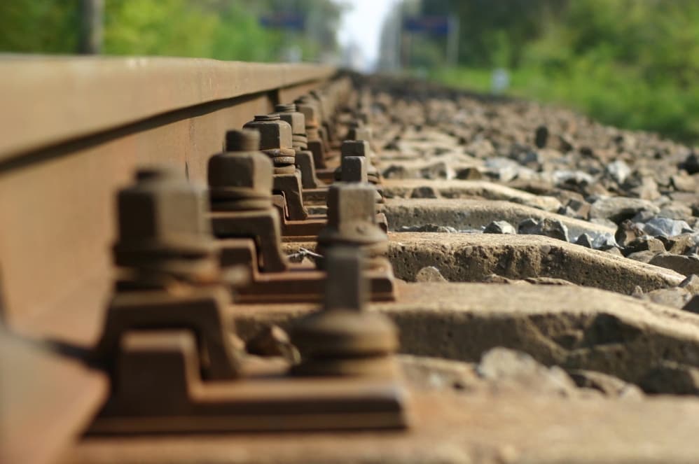 A vasúti sínek közé feküdt hároméves kisfiával egy nő