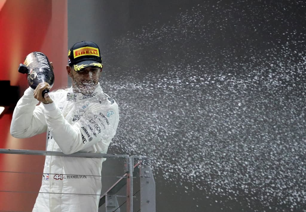 Szingapúri Nagydíj: Hamilton győzött és növelte az előnyét összetettben