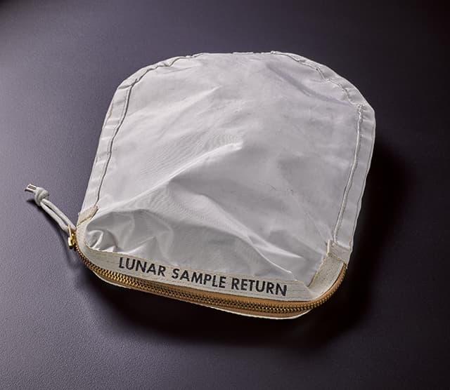 Elárverezik a zsákot, amelyet Neil Armstrong töltött meg holdi porral