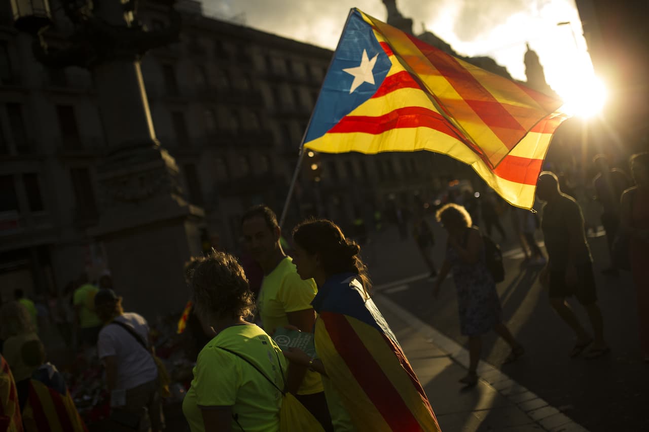A spanyol zsaruk lefoglalták a katalán népszavazás szavazólapjait, ezrek tiltakoznak Barcelonában