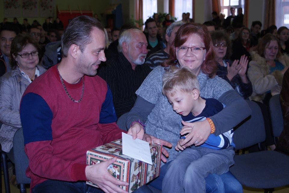 Beteg kisfiúnak is segítettek a jótékonysági koncertekkel a dunaszerdahelyi szakközépben