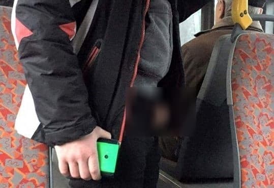Kukacát szellőztette egy fószer a lányok előtt a városi buszon