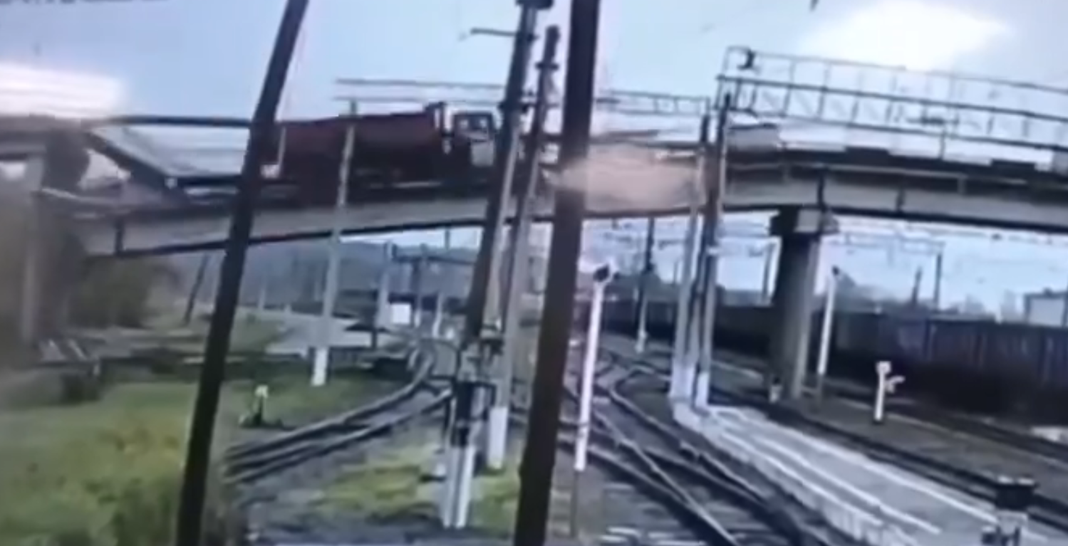 Egy teherautó alatt összeomlott egy fontos híd Oroszországban (VIDEÓ)