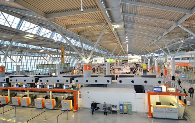 Két gazdátlan hátizsák miatt ürítették ki a varsói repteret